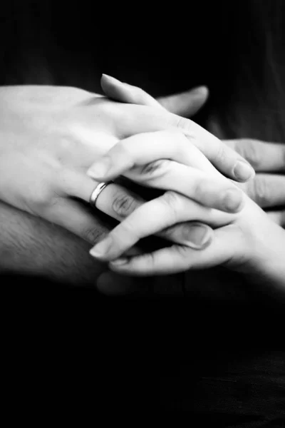 Sevgi dolu insanların elleri birbirine dolanmış. — Stok fotoğraf