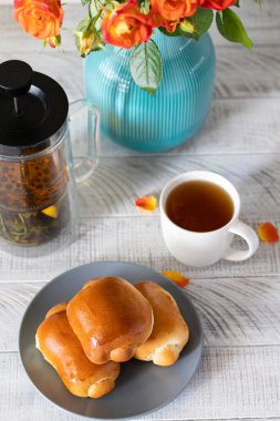 Lezzetli çay rulolarıyla kahvaltı