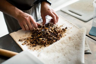 Baker hamur içinde fındık hazırlar