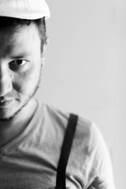 Fırıncı işinde kep ve önlüklü genç bir adam.