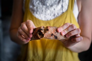 Çikolatalı çavdar çubukları kadın fırıncıyı kırar.