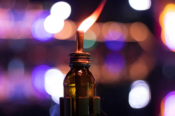 Närbild Högst Upp Glasflaskan Ett Tänt Ljus Med Bokeh Bakgrund — Stockfoto