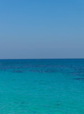 Açık mavi ve açık mavi gökyüzünün portre görüntüsü. arkaplan resmi olarak kullanılabilir