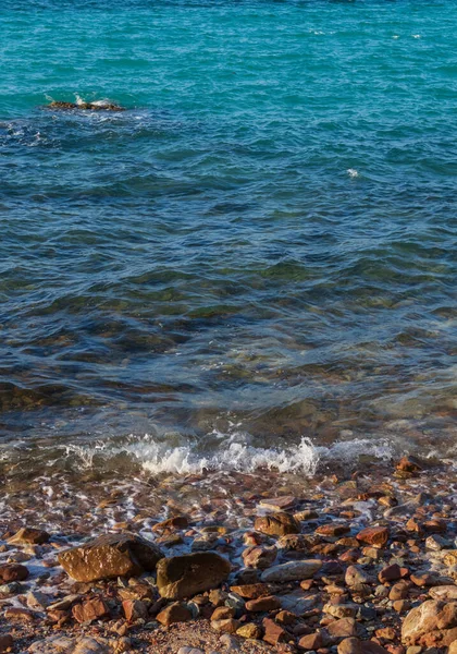 Θέα Στην Γαλαζοπράσινη Θάλασσα Κύματα Που Χτυπούν Μικρούς Κίτρινους Βράχους — Φωτογραφία Αρχείου