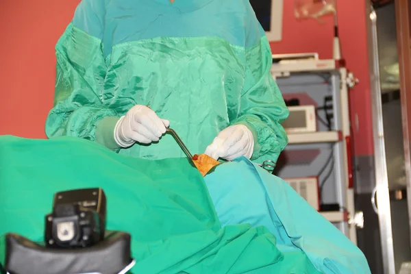 Equipo de Cirugía Plástica operando en una sala quirúrgica — Foto de Stock
