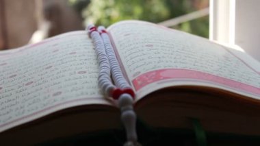 Kur'an, Islams en kutsal kitabın bir kopyasını atış kapatın