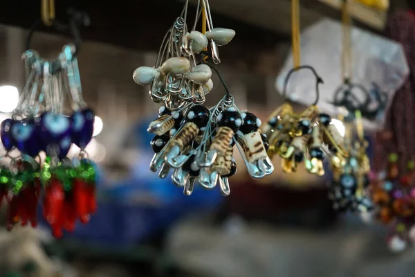 Böse Augen Perlen und roter Chilipfeffer Amulett. Nahaufnahme. — Stockfoto