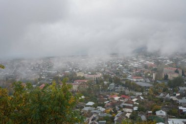 Sheki şehir manzarası dağdan çekildi. 20 Kasım 2019. Sheki Azerbaycan