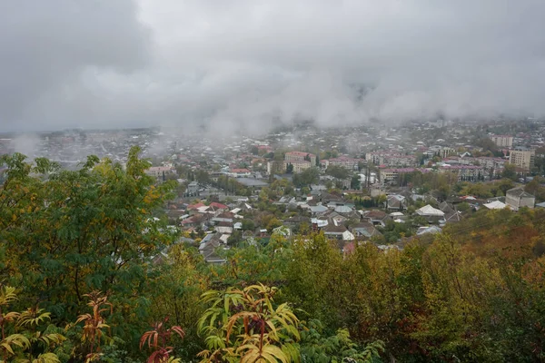 Sheki Blick auf die Stadt vom Berg aus. 20. November 2019. Scheki Aserbaidschan — Stockfoto