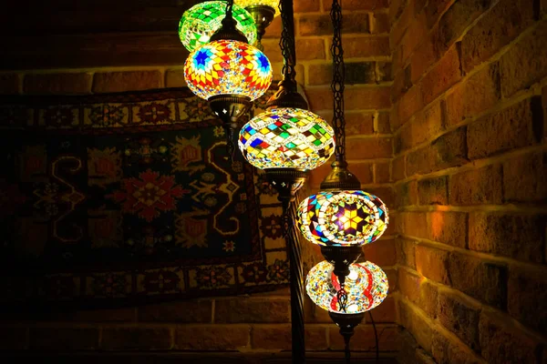 Vintage lampada da parete con ornamenti orientali su di esso. — Foto Stock