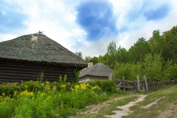 Old Ukrainian hut in Pirogovo (Kyiv) — Stock Photo, Image