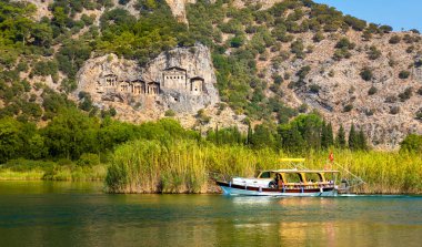 Antik Caunos kasabasının ünlü Lycian Mezarları, Dalyan, Türkiye