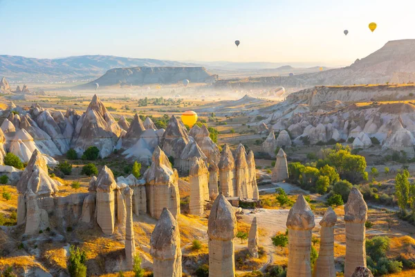 Vista panorámica del valle del Amor cerca del pueblo de Goreme, Capadocia, Turquía —  Fotos de Stock