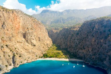 Kelebek Vadisi 'nin temiz sahili ve turkuaz suyu üzerindeki hava manzarası. Mugla ili, Türkiye