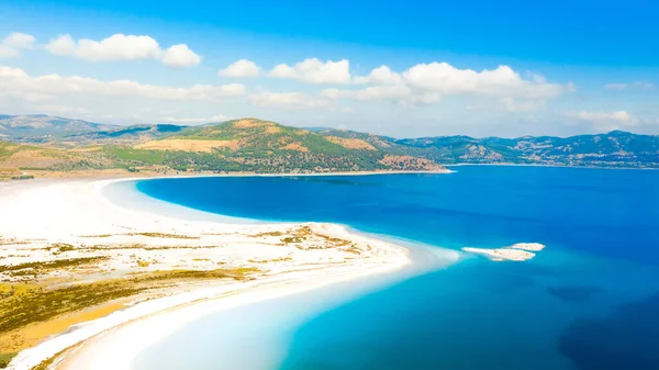 Vista aérea sobre a praia clara e água azul-turquesa do lago Salda. Burdur Province, Turquia — Fotografia de Stock