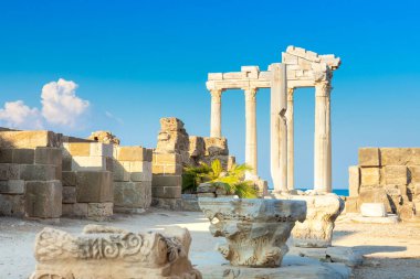 Apollo Tapınağı 'nın bir yaz günü yıkıntıları, Antalya, Türkiye