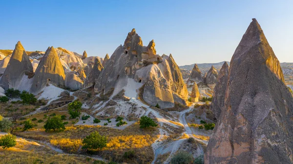 Zonsopgang uitzicht op ongewoon rotsachtig landschap in Cappadocië, Turkije — Stockfoto
