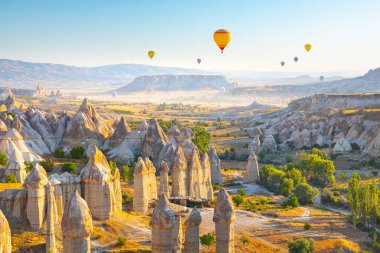 Kapadokya 'nın Goreme köyü yakınlarındaki Aşk Vadisi' nin panoramik manzarası