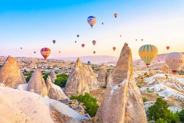 Türkiye 'nin Kapadokya kentindeki alışılmadık kayalık manzaranın gün doğumu manzarası