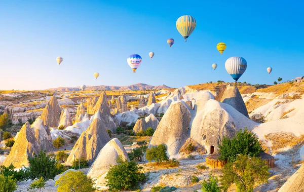 Vista del amanecer del inusual paisaje rocoso en Capadocia, Turquía —  Fotos de Stock