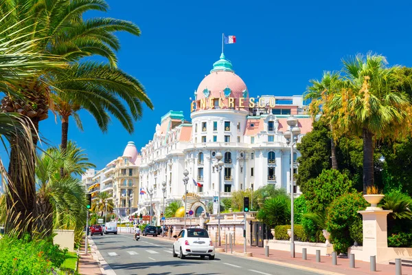 Símbolo de la Costa Azul, el hotel Negresco, famoso hotel de lujo en el Promenade des Anglais —  Fotos de Stock