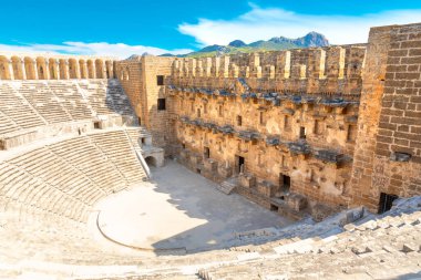 Antalya şehri yakınlarındaki antik Aspendos amfitiyatrosunun hava manzarası