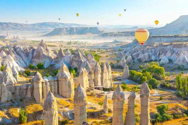 Kapadokya 'nın Goreme köyü yakınlarındaki Aşk Vadisi' nin panoramik manzarası