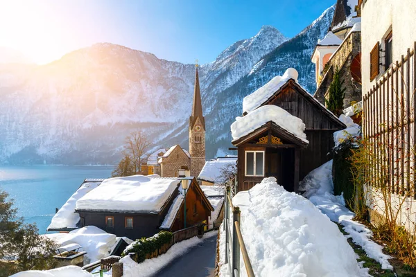 알프스 산맥에 있는 유명 한 할 스타트 호숫가 마을의 모습. 오스트리아의 마을 — 스톡 사진