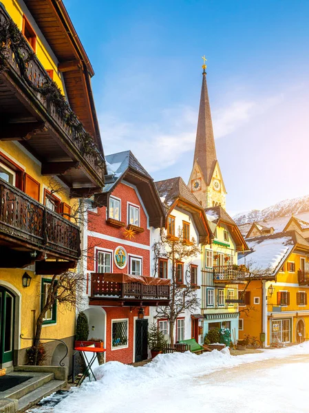 알프스 산맥에 있는 유명 한 할 스타트 호숫가 마을의 모습. 오스트리아의 마을 — 스톡 사진