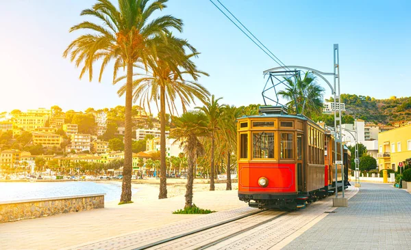 Ünlü turuncu tramvay Soller 'den Port de Soller, Mallorca, İspanya' ya gidiyor.