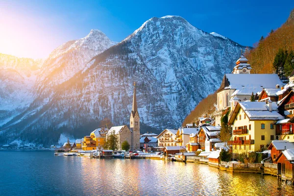 Pohled na slavné město Hallstatt u jezera v Alpách. Vesnice v Rakousku — Stock fotografie
