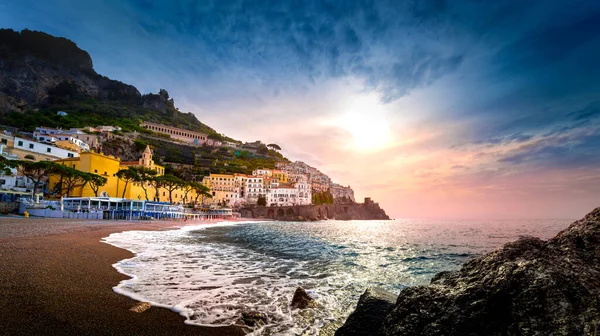 Akdeniz kıyılarındaki Amalfi kentinin günbatımı manzarası, İtalya — Stok fotoğraf