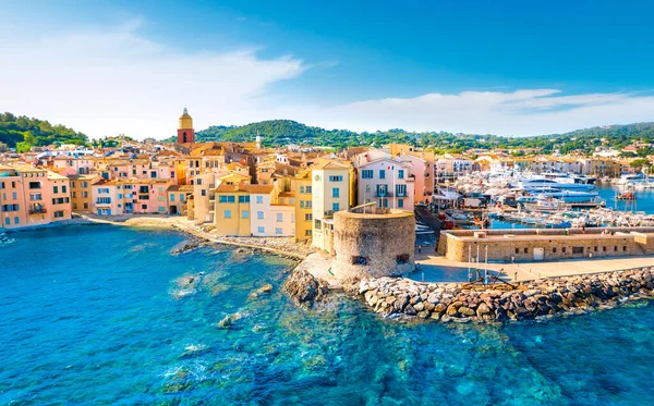 Saint-Tropez, Provence, Cote d Azur kentinin manzarası, Avrupa 'da popüler bir tatil beldesi.