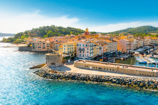 Saint-Tropez, Provence, Cote d Azur kentinin manzarası, Avrupa 'da popüler bir tatil beldesi.