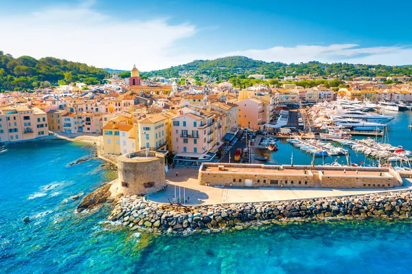 Saint-Tropez, Provence, Cote d Azur kentinin manzarası, Avrupa 'da popüler bir tatil beldesi.