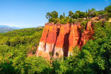 Roussillon, Kolorado 'nun kırmızı kayalıkları Provence' deki koyu renkli kanyon, Fransa manzarası