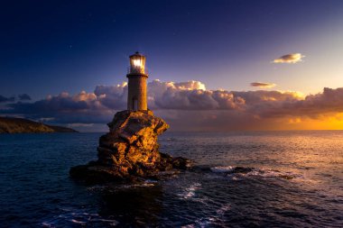 Geceleri Chora 'nın güzel deniz feneri turitesi. Andros Adası, Kiklad, Yunanistan