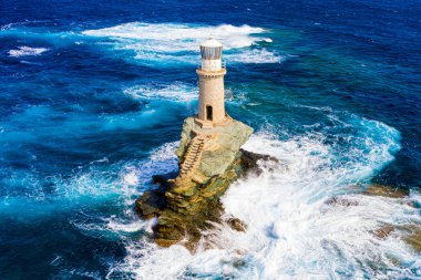 Geceleri Chora 'nın güzel deniz feneri turitesi. Andros Adası, Kiklad, Yunanistan