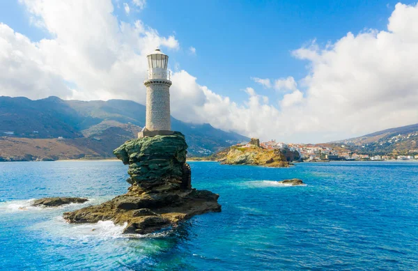 Geceleri Chora 'nın güzel deniz feneri turitesi. Andros Adası, Kiklad, Yunanistan
