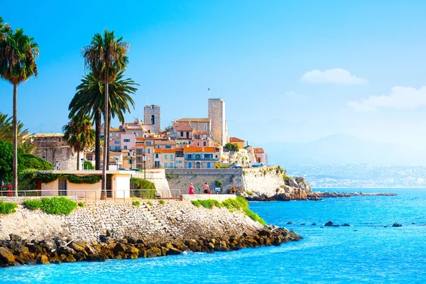 Vista de la ciudad de Antibes, Provenza, Costa Azul, un destino turístico popular en Europa —  Fotos de Stock