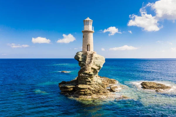 Geceleri Chora 'nın güzel deniz feneri turitesi. Andros Adası, Kiklad, Yunanistan