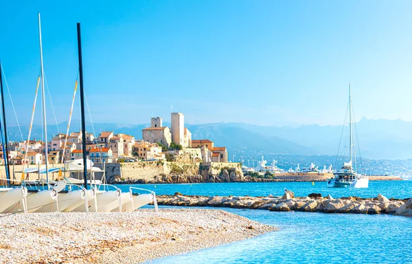 Vista de la ciudad de Antibes, Provenza, Costa Azul, un destino turístico popular en Europa —  Fotos de Stock