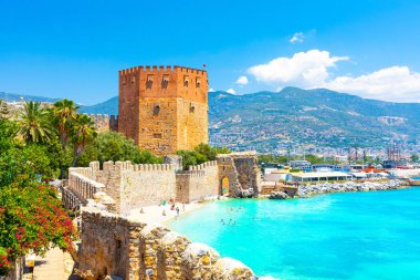 Güzel bir yaz gününde Alanya Limanı 'nın panoramik manzarası. Alanya, Türkiye 