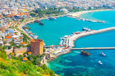 Güzel bir yaz gününde Alanya Limanı 'nın panoramik manzarası. Alanya, Türkiye 