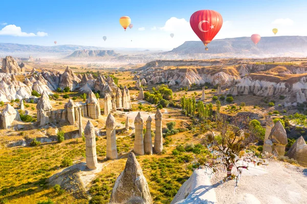 Goreme köyü yakınlarındaki Aşk Vadisi üzerinde uçan sıcak hava balonları. Kapadokya. Türkiye Stok Resim
