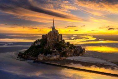 Gün doğumunda Mont Saint-Michel manzarası. Normandiya, Kuzey Fransa