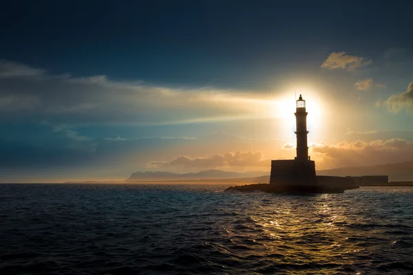 Gün batımında deniz feneri.