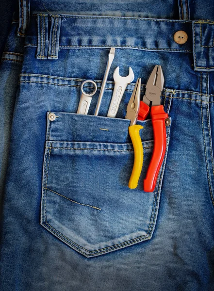 Várias ferramentas em um bolso de funcionários de ganga . — Fotografia de Stock