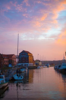 Günbatımı liman Klaipeda, Litvanya.