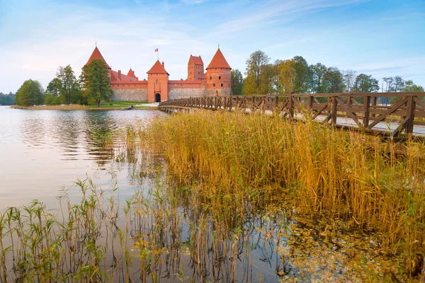 Napkelte idő a régi vár. Trakai, Litvánia, Kelet-Európa. — Stock Fotó